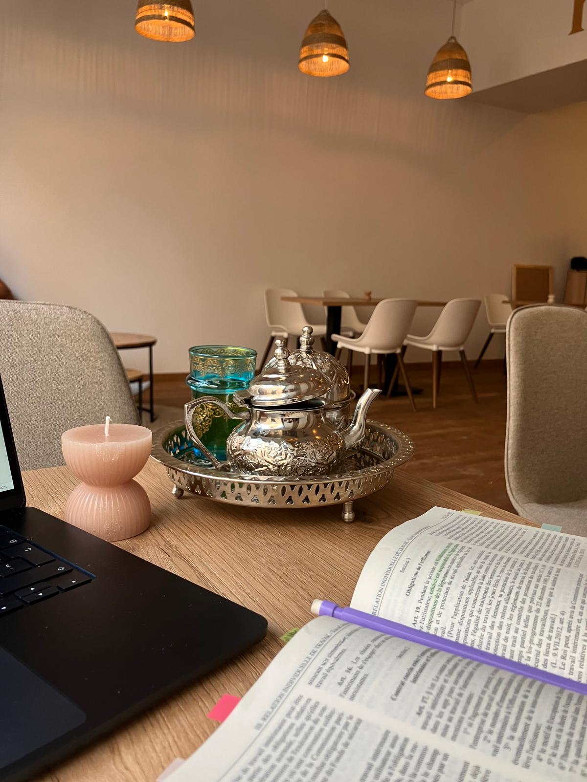 Intérieur cosy et lumineux du Kahwatea Coffee, idéal pour les étudiants et travailleurs