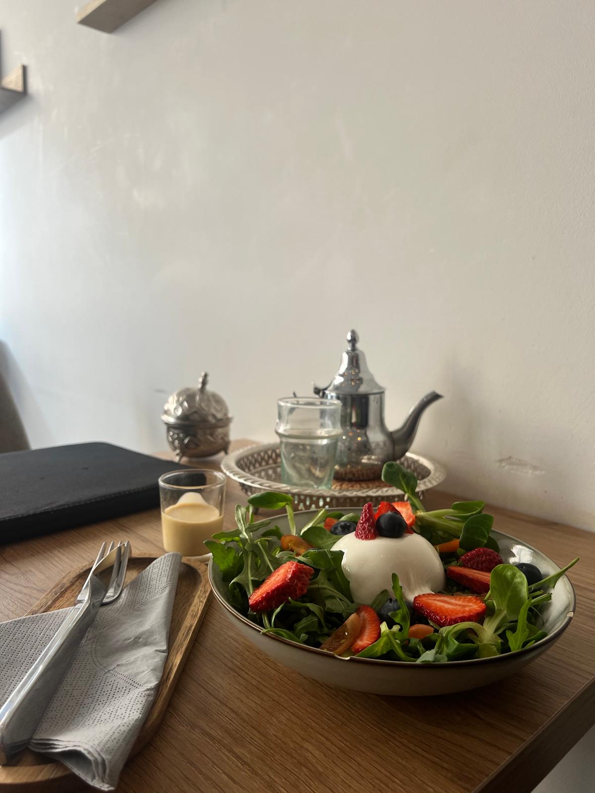 Salade burrata fraîche au Kahwatea Coffee